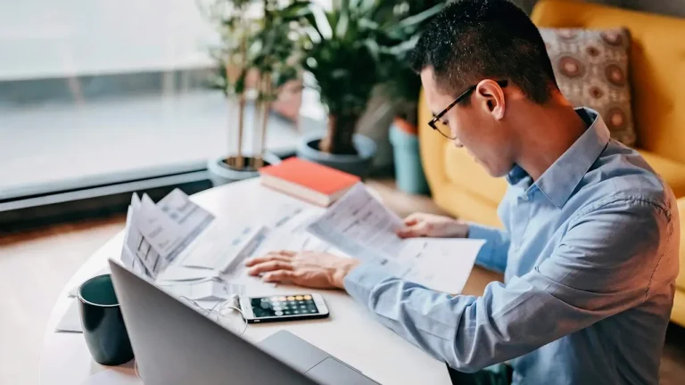 Abattements en assurance vie : deux régimes fiscaux à ne pas confondre Documents fiscaux d'un contrat d'assurance vie posés sur un bureau avec une calculatrice